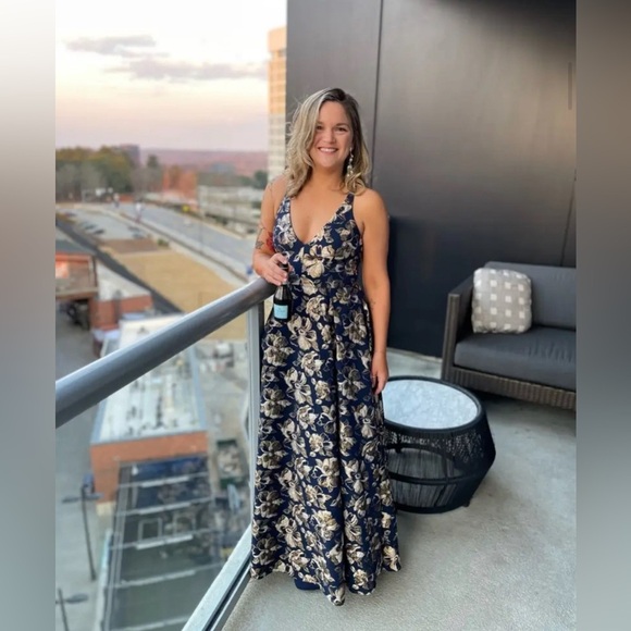 Badgley Mischka
Floral Jacquard Gown size 8 - Picture 2 of 16